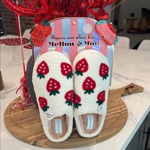 🍓🍓Slippers & Hair🍓Clips!!